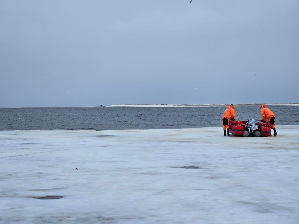 В Северодвинске рыбаков на льдине унесло в открытое море
